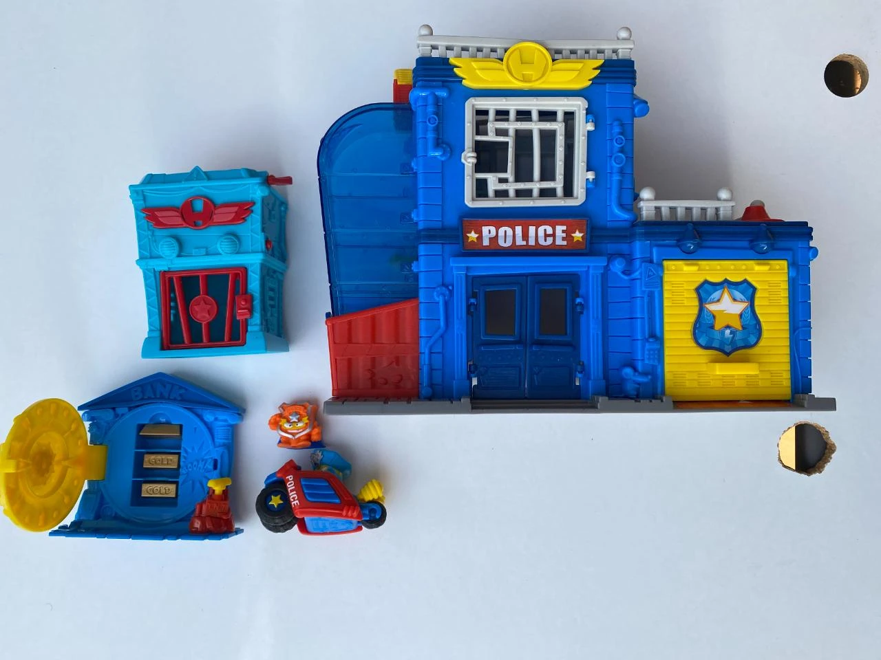 Superzings, estação de polícia e assalto ao banco – photo 2